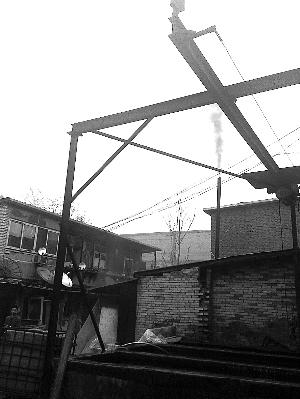 北京一工廠煙囪冒黑煙 為了省錢用廢舊家具木料代替煤
