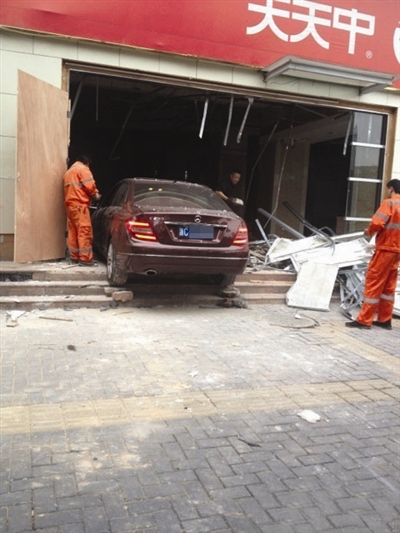 奔馳沖進中洲大廈