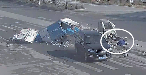 樂清車禍:樂清市鹽盤工業(yè)區(qū)發(fā)生越野車和小貨車相撞交通事故