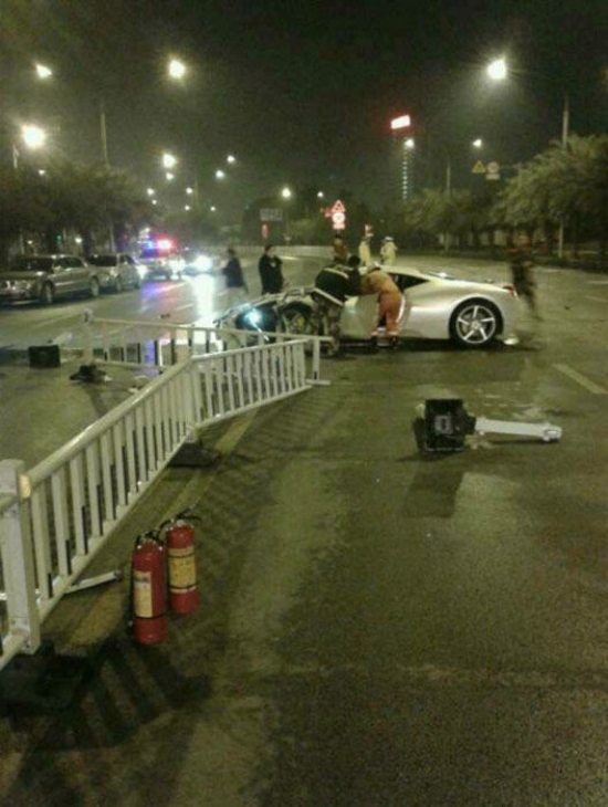 南寧法拉利撞護欄車禍現場圖片