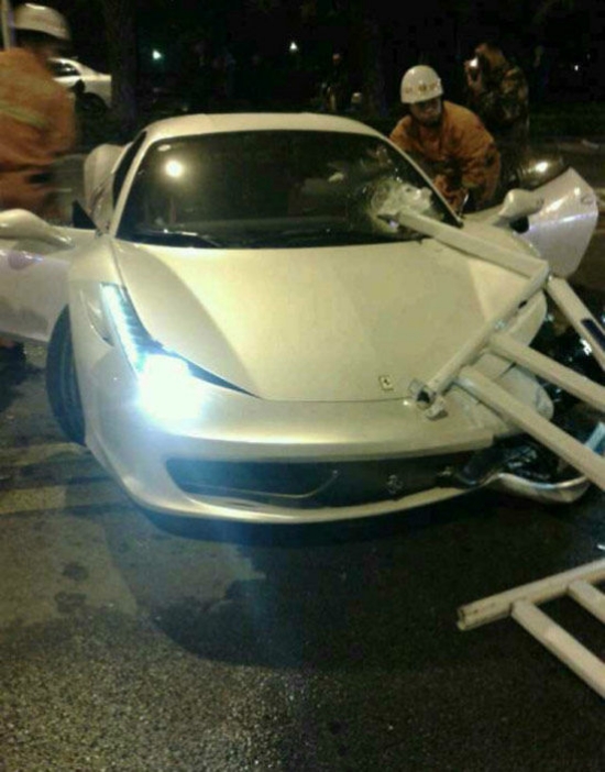 南寧法拉利撞護欄車禍現場圖片