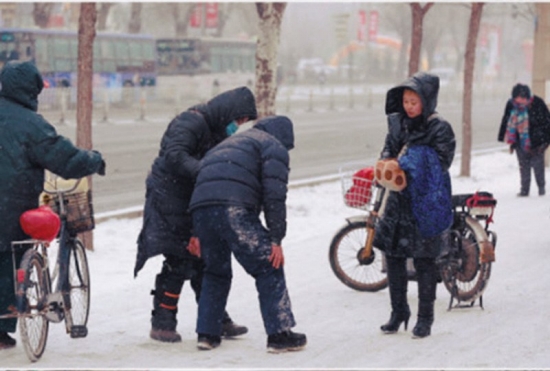 沈陽大爺雪中被撞倒不訛人