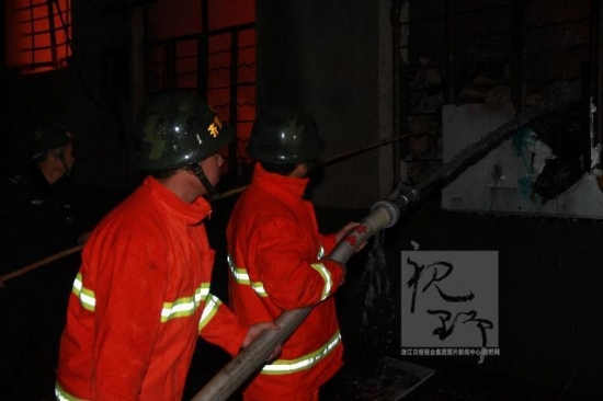 柯橋火災(zāi),12月21日晚紹興柯橋陽嘉龍村紗紡倉庫火災(zāi)現(xiàn)場圖片