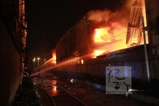 柯橋火災(zāi),12月21日晚紹興柯橋陽嘉龍村紗紡倉庫火災(zāi)現(xiàn)場圖片