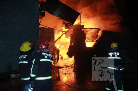 柯橋火災(zāi),12月21日晚紹興柯橋陽嘉龍村紗紡倉庫火災(zāi)現(xiàn)場圖片