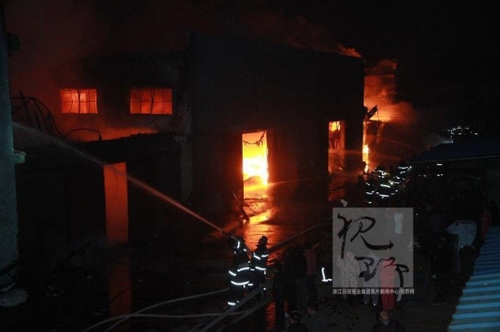 柯橋火災(zāi),12月21日晚紹興柯橋陽嘉龍村紗紡倉庫火災(zāi)現(xiàn)場圖片