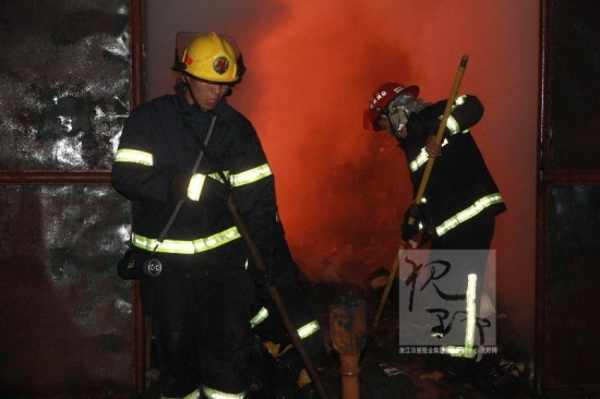 柯橋火災(zāi),12月21日晚紹興柯橋陽嘉龍村紗紡倉庫火災(zāi)現(xiàn)場圖片