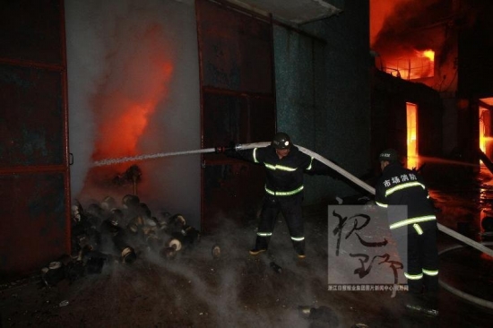 柯橋火災(zāi),12月21日晚紹興柯橋陽嘉龍村紗紡倉庫火災(zāi)現(xiàn)場圖片