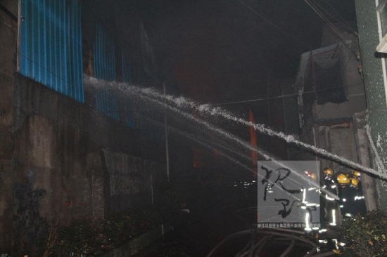 柯橋火災(zāi),12月21日晚紹興柯橋陽嘉龍村紗紡倉庫火災(zāi)現(xiàn)場圖片