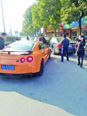 南京日產(chǎn)GT-R撞德產(chǎn)寶馬7系,日產(chǎn)車主甩100元給寶馬7系車主