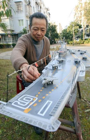 溫州老船工王阿龍制作的遼寧號(hào)航母