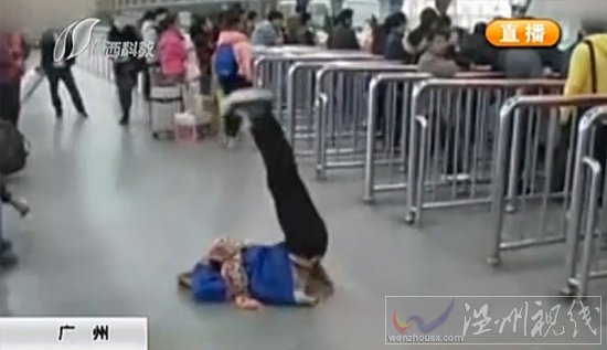 女子買到票后癲狂