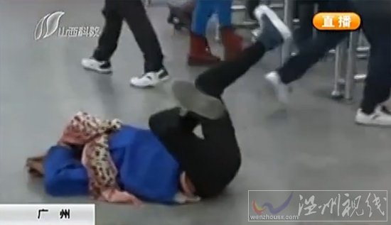 女子買到票后癲狂