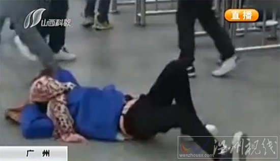 女子買到票后癲狂