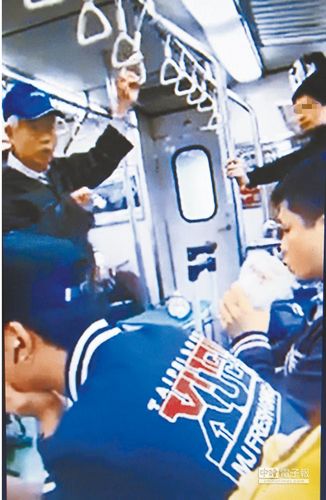 男子坐車一人占三位 老伯指責(zé)男子向老伯扔?xùn)|西