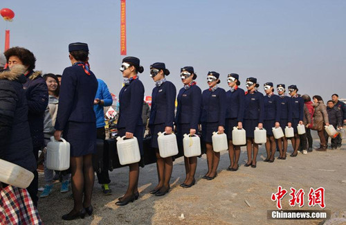 鎮(zhèn)江空姐排隊(duì)打醬油圖片