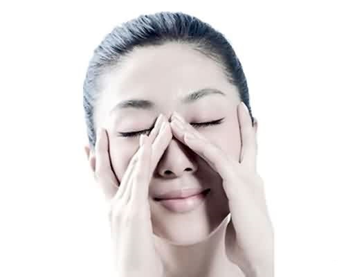 卸妝油怎么用正確 用完卸妝油之后還要用洗面奶洗臉