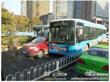 南昌會(huì)展路車禍