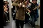 上海地鐵小提琴哥 兩個年輕人地鐵拉小提琴乞討