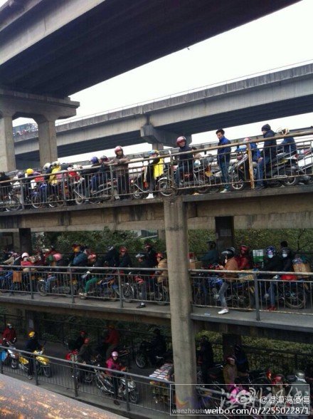 廣東肇慶春運摩托車大軍上引橋