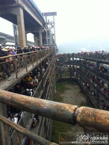 幾百輛摩托車場面壯觀