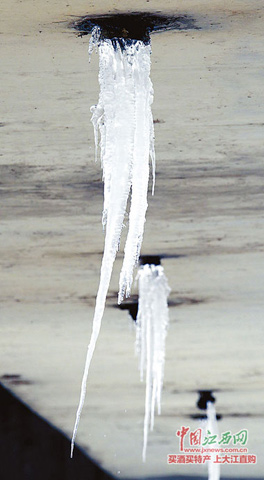江西南昌大雪帶來低溫天氣，排水管出現冰凌。