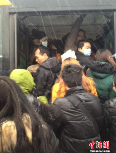 南京降雪導致公交車擁擠