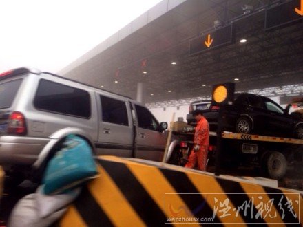 杭州灣跨海大橋前一收費(fèi)站車禍