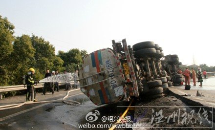杭甬高速公路槽罐車側(cè)翻