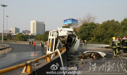 紹興高速貨車側(cè)翻圖片
