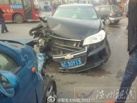 龍港轎車相撞