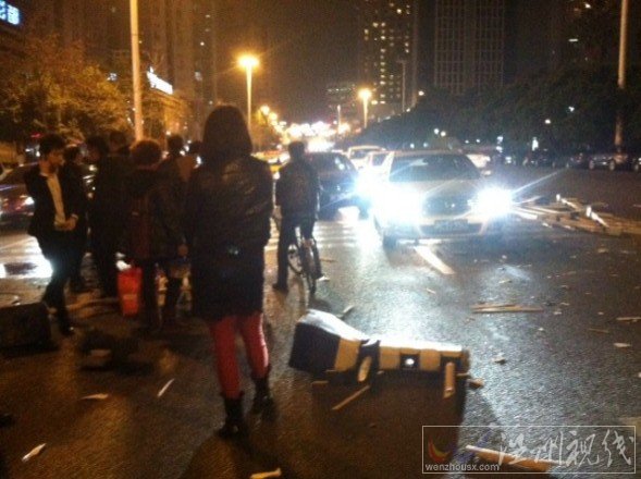 溫州市區(qū)轎車撞上護欄