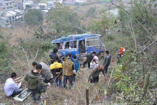 附近村民在事故現場救援