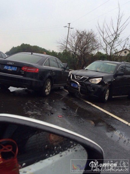 常德長張高速發生追尾車禍