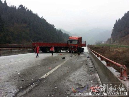 周家河隧道車禍現(xiàn)場(chǎng)圖片