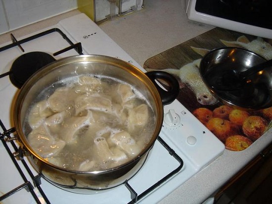 煮餃子不粘鍋的方法 在水里加點鹽餃子不易粘鍋破皮