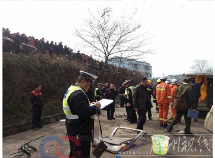 遂寧警方在事故現場處理