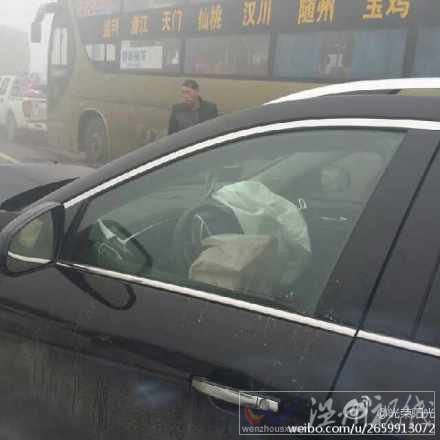 轎車內(nèi)氣囊已經(jīng)彈開