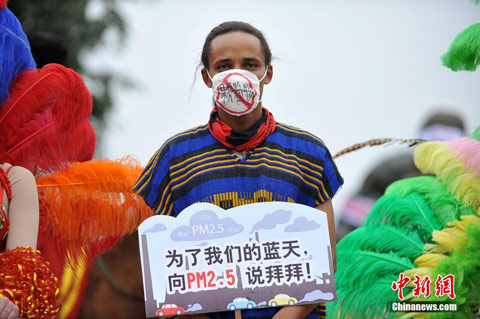 重慶霧霾嚴重街頭行為藝術上演“霧霾阻擊戰(zhàn)”