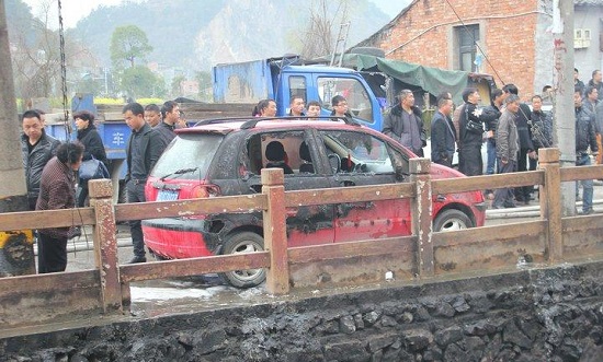 溫州甌海一河道河面著火 燒焦路邊車輛