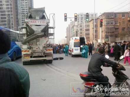 鄭州市區槽罐車與電瓶車交通事故