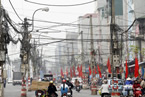 越南河內街景 電線桿上的電線像老鼠尾巴纏繞在一起
