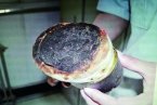 煎餅攤用內(nèi)褲當油擦 肯定是舊內(nèi)褲呢
