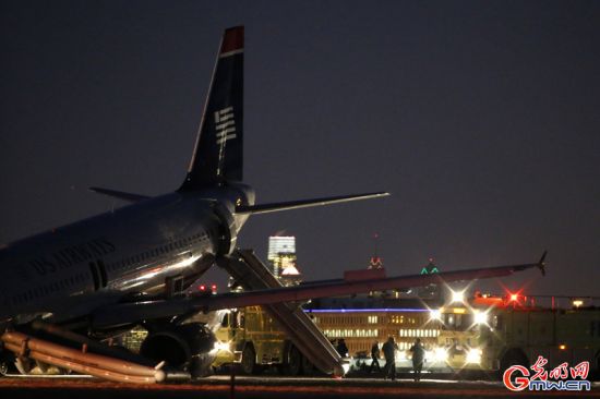 客機機頭觸地