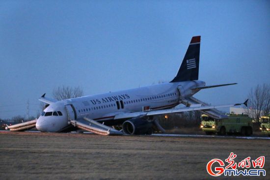 客機機頭觸地