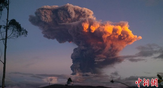 厄瓜多爾火山噴發圖片 一座活火山噴10千米高煙柱