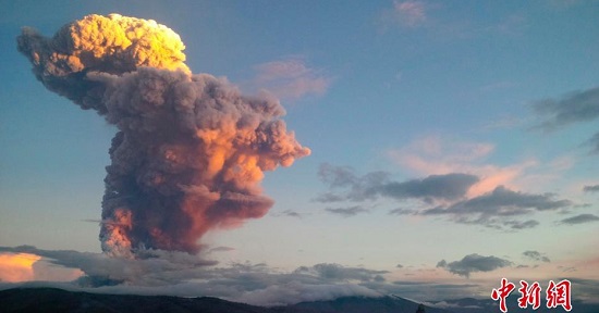 厄瓜多爾火山噴發圖片 一座活火山噴10千米高煙柱