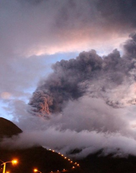 厄瓜多爾火山噴發圖片 一座活火山噴10千米高煙柱