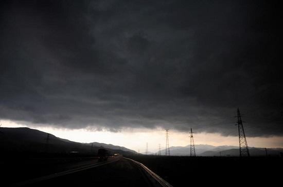 4月5日云南蒙自出現強對流天氣 天空電閃雷鳴烏云蔽日