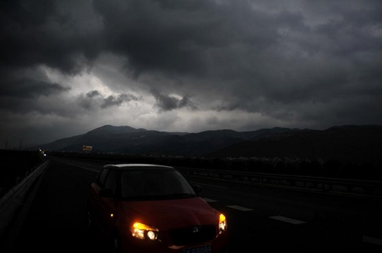 4月5日云南蒙自出現強對流天氣 天空電閃雷鳴烏云蔽日
